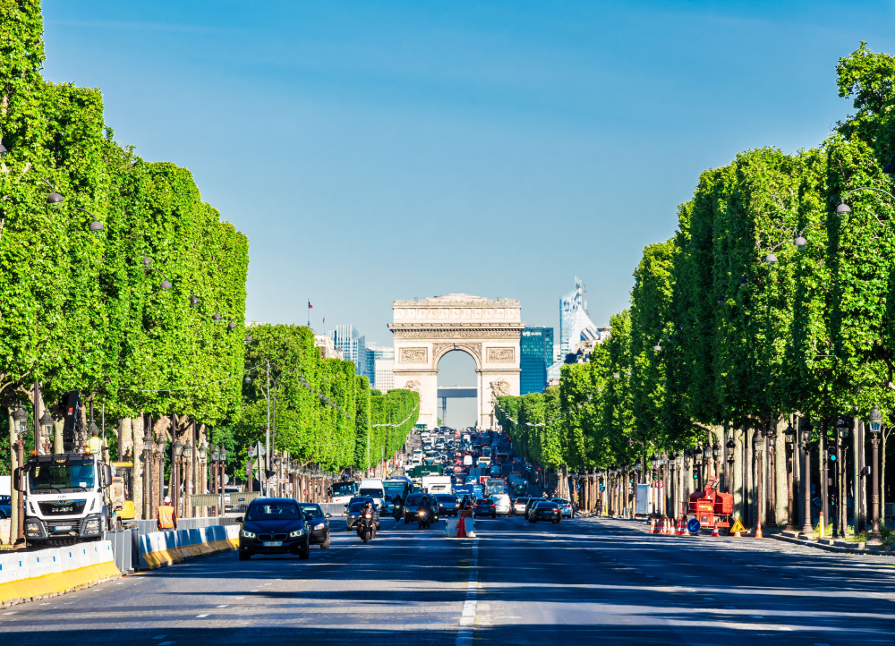 People enjoying the view of Arc de Triomphe, Paris